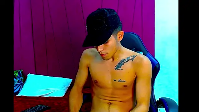 Snapshot of pipe_hot04 chatting on March 24, 3:33 am pipe hot04 online show from March 24, 3:33 am