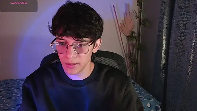 Snapshot of noah_millerx chatting on March 1, 3:52 am noah millerx online show from March 1, 3:52 am