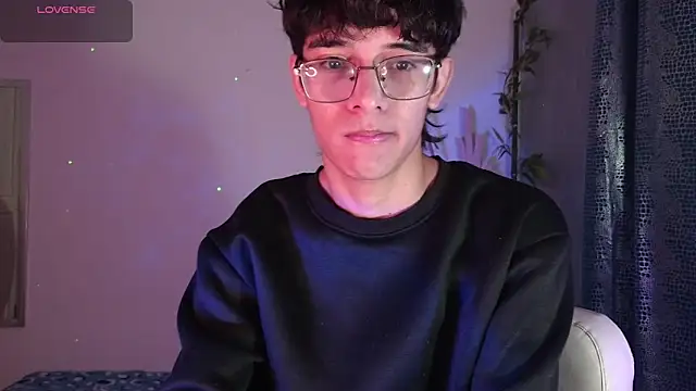 Snapshot of noah_millerx chatting on March 2, 4:14 am noah millerx online show from March 2, 4:14 am