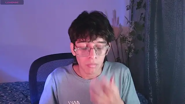 Snapshot of noah_millerx chatting on March 4, 3:51 pm noah millerx online show from March 4, 3:51 pm