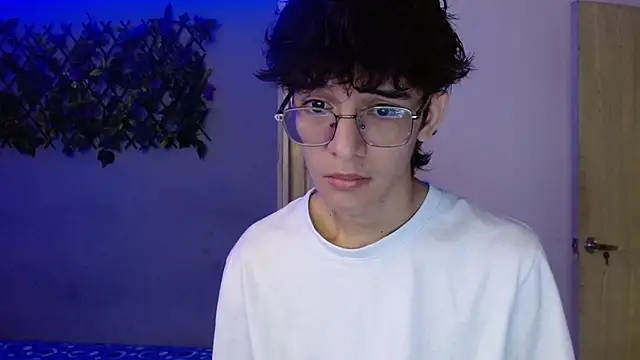 Snapshot of noah_millerx chatting on March 7, 12:07 am noah millerx online show from March 7, 12:07 am