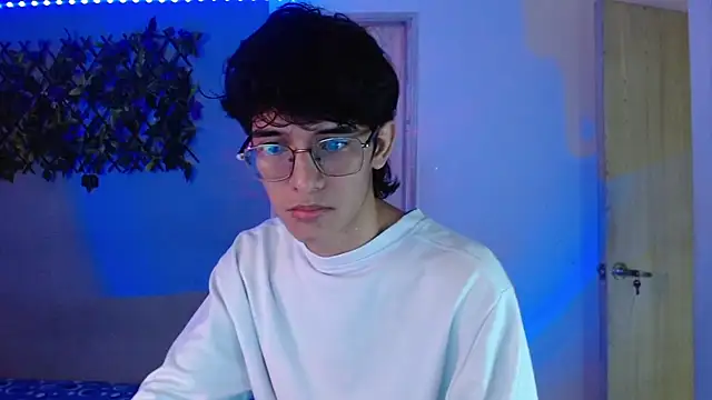 Snapshot of noah_millerx chatting on March 10, 4:06 am noah millerx online show from March 10, 4:06 am