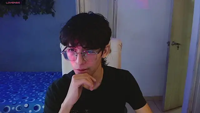 Snapshot of noah_millerx chatting on March 11, 4:40 am noah millerx online show from March 11, 4:40 am