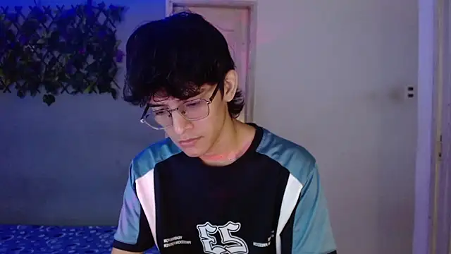 Snapshot of noah_millerx chatting on March 13, 4:41 am noah millerx online show from March 13, 4:41 am