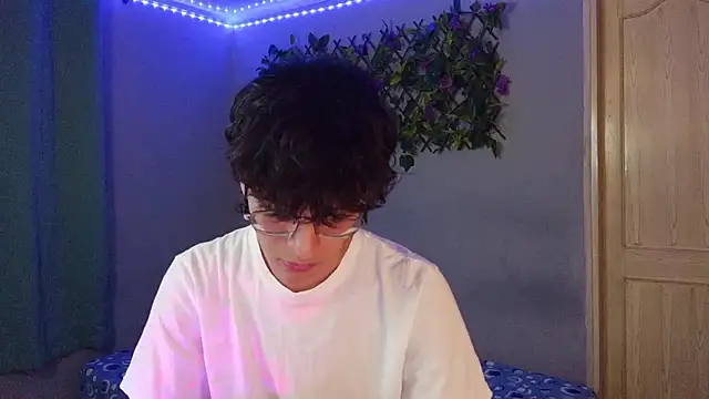 Snapshot of noah_millerx chatting on March 15, 3:56 am noah millerx online show from March 15, 3:56 am