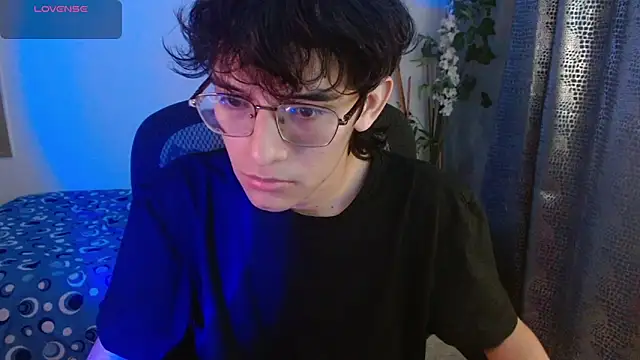 Snapshot of noah_millerx chatting on March 16, 5:55 am noah millerx online show from March 16, 5:55 am