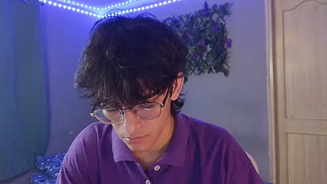 Snapshot of noah_millerx chatting on March 18, 5:54 am noah millerx online show from March 18, 5:54 am