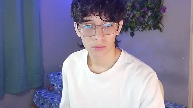 Snapshot of noah_millerx chatting on March 20, 4:39 am noah millerx online show from March 20, 4:39 am