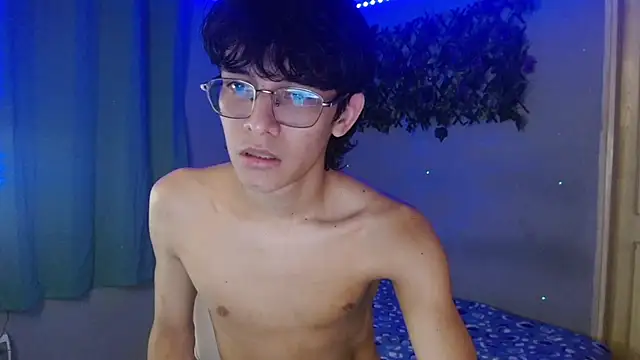 Snapshot of noah_millerx chatting on March 21, 8:19 am noah millerx online show from March 21, 8:19 am