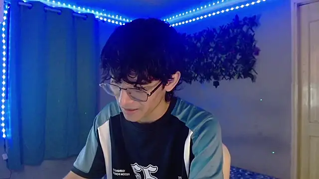 Snapshot of noah_millerx chatting on March 22, 5:11 am noah millerx online show from March 22, 5:11 am