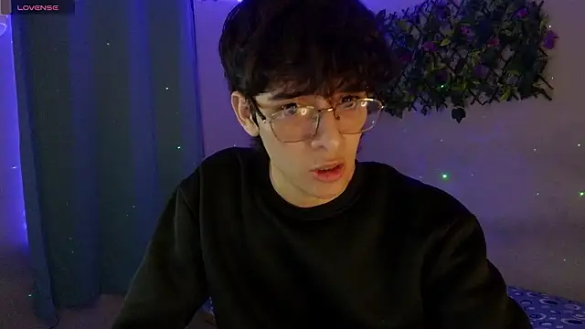 Snapshot of noah_millerx chatting on March 25, 3:45 am noah millerx online show from March 25, 3:45 am