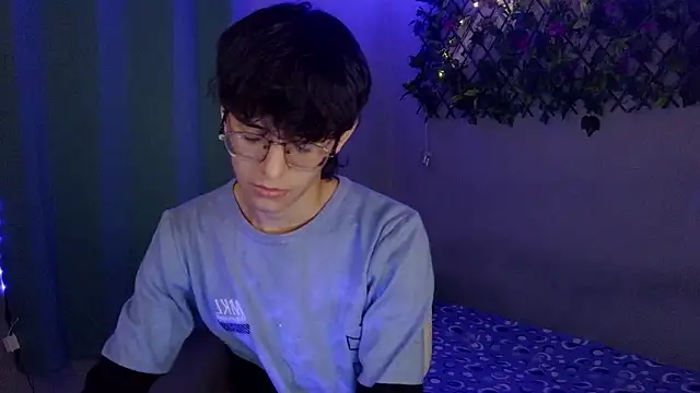 Snapshot of noah_millerx chatting on March 26, 3:45 am noah millerx online show from March 26, 3:45 am