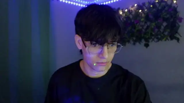 Snapshot of noah_millerx chatting on March 27, 4:40 am noah millerx online show from March 27, 4:40 am