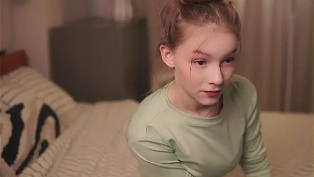 Snapshot of VenaLammo chatting on March 13, 1:51 pm VenaLammo online show from March 13, 1:51 pm