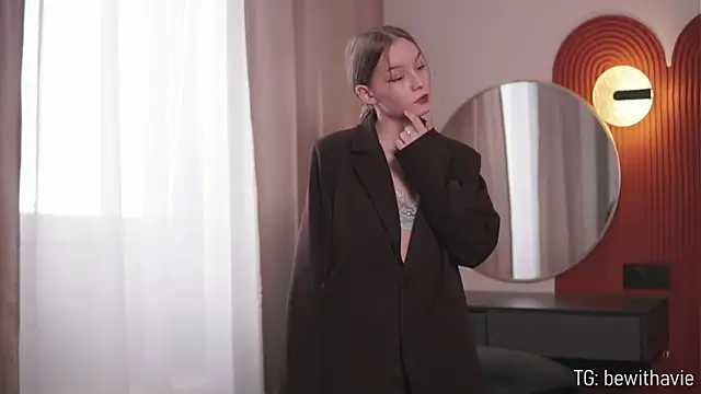 Snapshot of VenaLammo chatting on March 29, 1:33 pm VenaLammo online show from March 29, 1:33 pm