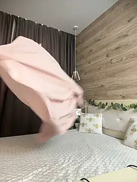 Snapshot of LunaVeyne chatting on March 5, 1:07 pm LunaVeyne online show from March 5, 1:07 pm