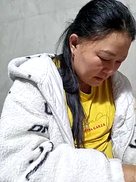 Snapshot of phay79 chatting on March 7, 1:52 pm phay79 online show from March 7, 1:52 pm