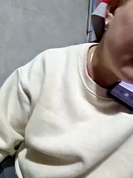 Snapshot of phay79 chatting on March 13, 1:12 am phay79 online show from March 13, 1:12 am