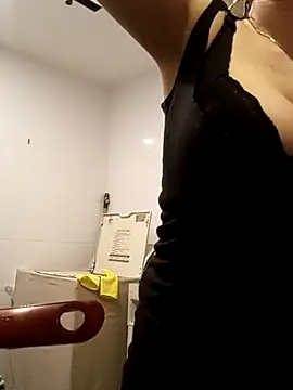 Snapshot of sirena_dorada29 chatting on March 21, 1:43 am sirena dorada29 online show from March 21, 1:43 am