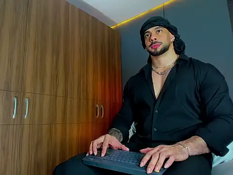 Snapshot of massimo_visconti chatting on March 7, 3:03 am massimo visconti online show from March 7, 3:03 am