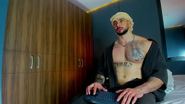 Snapshot of massimo_visconti chatting on March 11, 2:39 am massimo visconti online show from March 11, 2:39 am