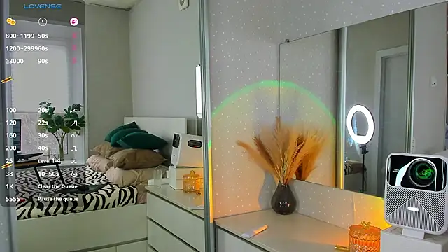 Snapshot of crowned_goddess chatting on March 11, 2:06 am crowned goddess online show from March 11, 2:06 am