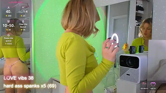 Snapshot of crowned_goddess chatting on March 19, 1:20 am crowned goddess online show from March 19, 1:20 am