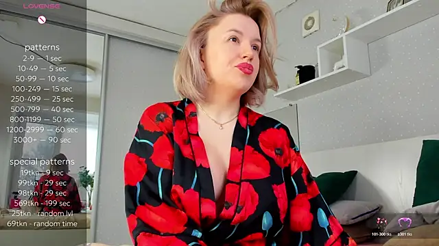 Snapshot of crowned_goddess chatting on March 25, 1:33 am crowned goddess online show from March 25, 1:33 am