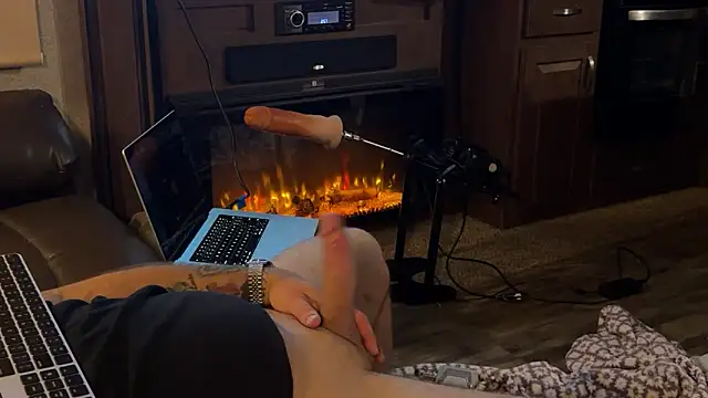 helovesanalbicouple online show from March 7, 11:18 am