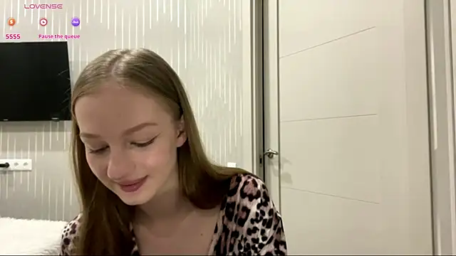 Anika Socutehe online show from May 31, 9:05 pm