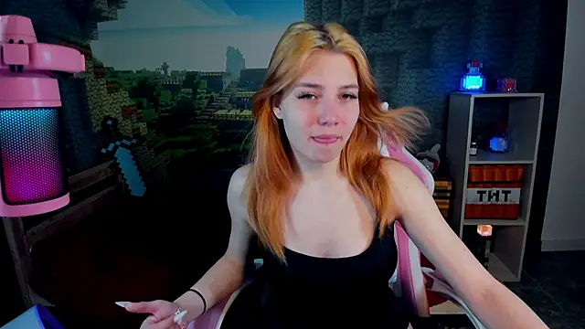 Snapshot of RosaFowler chatting on March 23, 9:24 am RosaFowler online show from March 23, 9:24 am