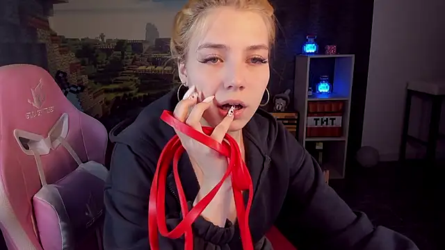 Snapshot of RosaFowler chatting on March 28, 9:42 am RosaFowler online show from March 28, 9:42 am