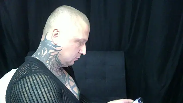 Snapshot of devilWithTats chatting on April 18, 8:51 am devilWithTats online show from April 18, 8:51 am