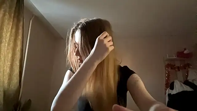 Snapshot of LeomaJee chatting on March 23, 2:10 pm LeomaJee online show from March 23, 2:10 pm