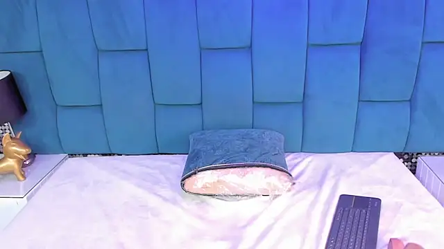 Snapshot of reze_chaw chatting on March 27, 1:22 pm reze chaw online show from March 27, 1:22 pm