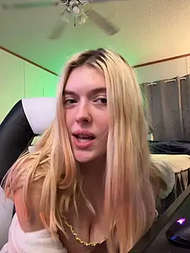 Snapshot of Rainsworld420 chatting on March 28, 3:50 am Rainsworld420 online show from March 28, 3:50 am