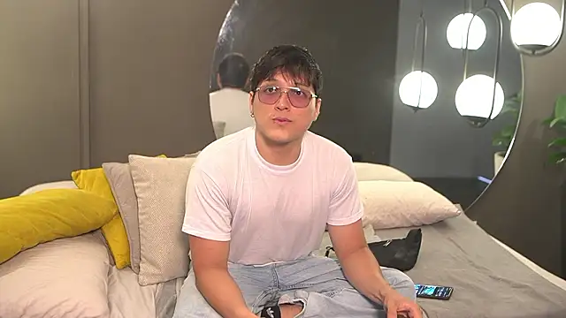 Snapshot of Mia_and_Belmonth chatting on March 18, 6:44 pm Mia and Belmonth online show from March 18, 6:44 pm