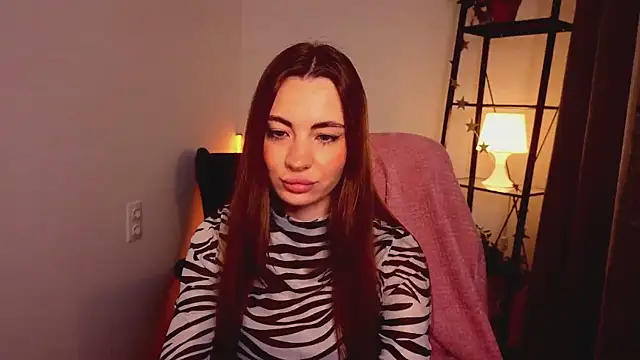 Snapshot of EmilyRidd chatting on April 6, 5:19 am EmilyRidd online show from April 6, 5:19 am