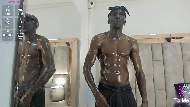 Snapshot of Titan_Moreno_ chatting on March 12, 12:44 pm Titan Moreno online show from March 12, 12:44 pm