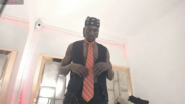 Snapshot of Titan_Moreno_ chatting on April 16, 12:28 pm Titan Moreno online show from April 16, 12:28 pm