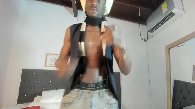 Snapshot of Titan_Moreno_ chatting on May 14, 12:34 pm Titan Moreno online show from May 14, 12:34 pm
