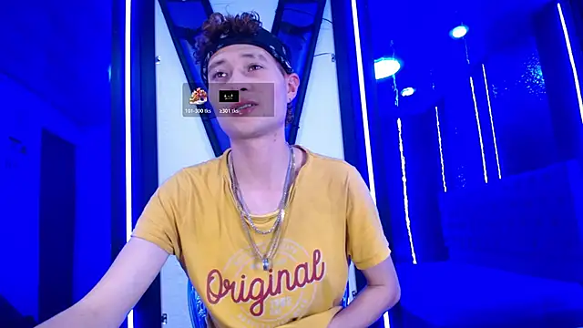 Snapshot of _Santi2 chatting on March 5, 7:54 pm Santi2 online show from March 5, 7:54 pm