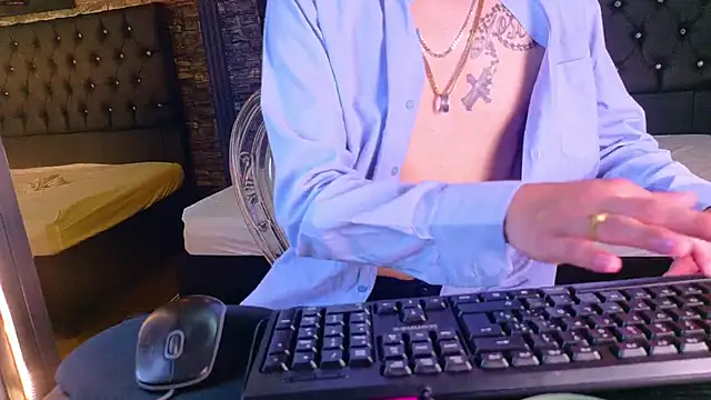 Snapshot of _Santi2 chatting on March 8, 2:04 am Santi2 online show from March 8, 2:04 am