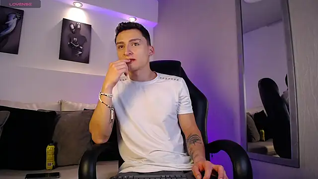 Snapshot of DIEGO_JONES chatting on March 14, 1:27 pm DIEGO JONES online show from March 14, 1:27 pm