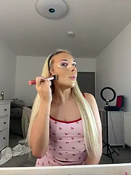 Snapshot of Naughtyblondex chatting on March 17, 1:36 pm Naughtyblondex online show from March 17, 1:36 pm