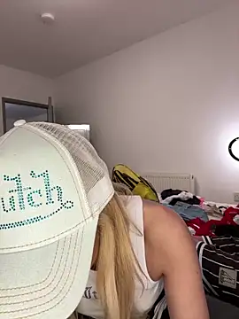 Snapshot of Naughtyblondex chatting on April 11, 8:13 pm Naughtyblondex online show from April 11, 8:13 pm