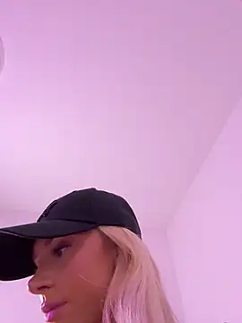 Snapshot of Naughtyblondex chatting on April 21, 10:45 pm Naughtyblondex online show from April 21, 10:45 pm
