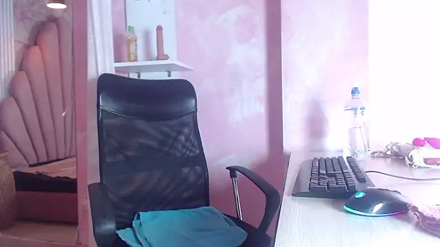 Snapshot of Siena_Bouer chatting on March 15, 3:45 am Siena Bouer online show from March 15, 3:45 am