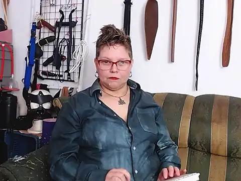 Leah R online show from March 26, 2:11 pm