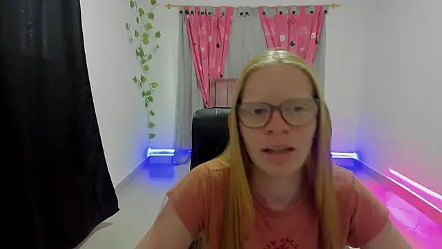 Snapshot of Albingirl chatting on March 16, 8:46 pm Albingirl online show from March 16, 8:46 pm